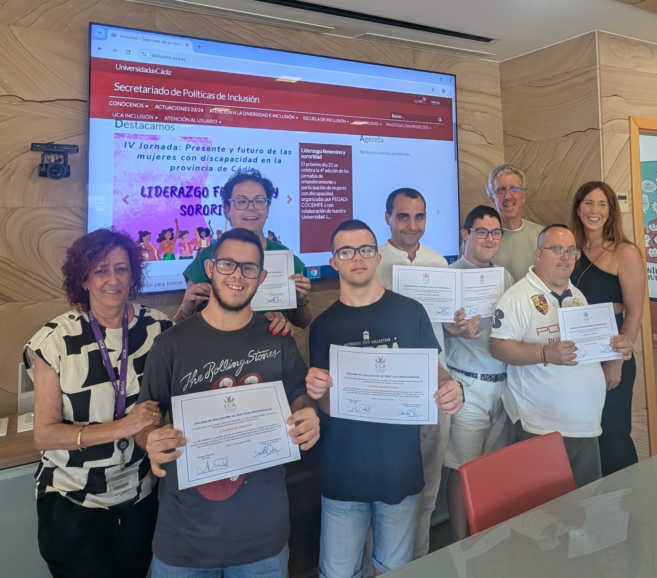 Reconocimiento a la labor de jóvenes de Down Cádiz en el Hospital Real
